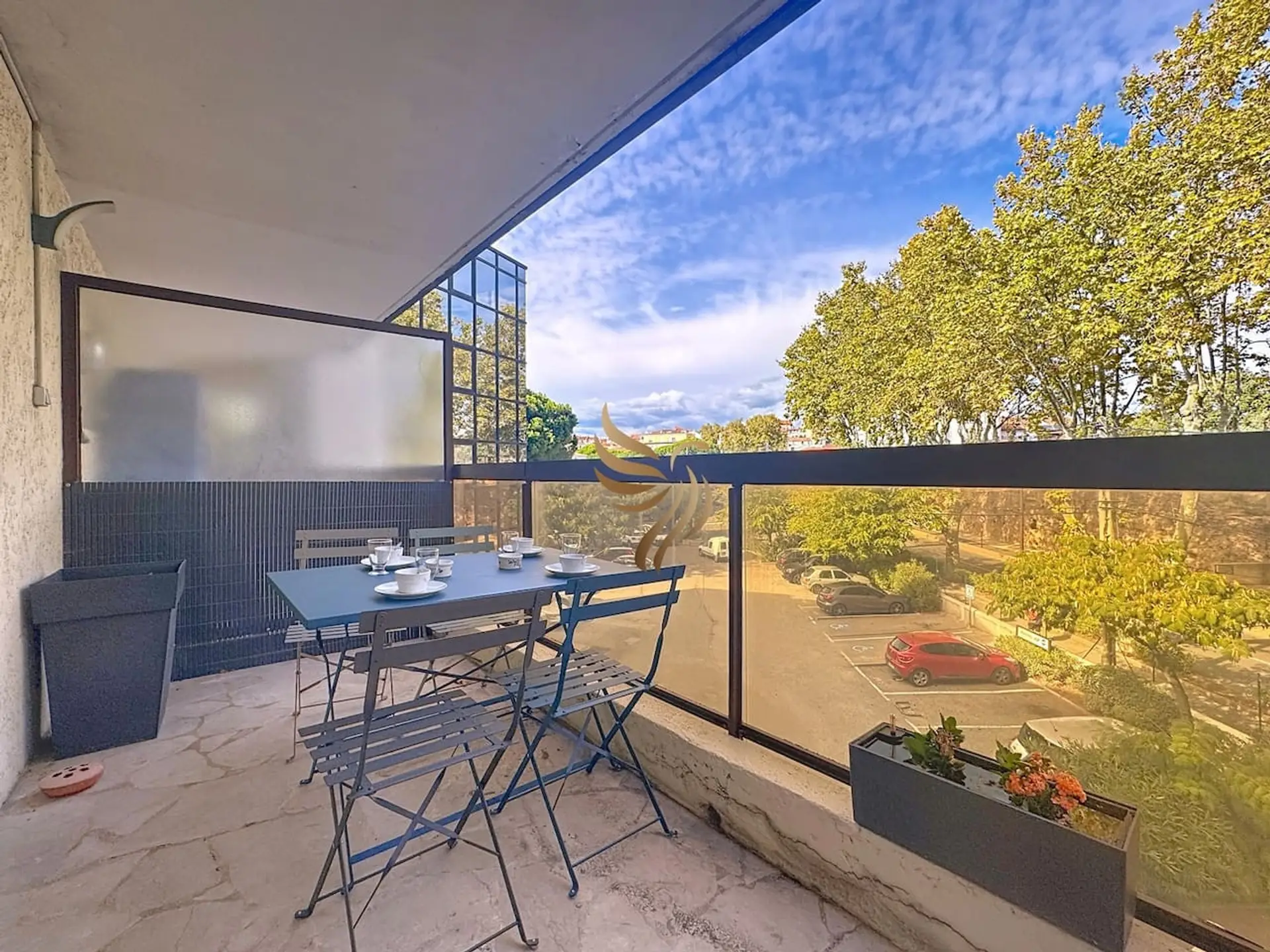 Balcon de 10 m² aménagé avec table et chaises pour vos repas en plein air.
