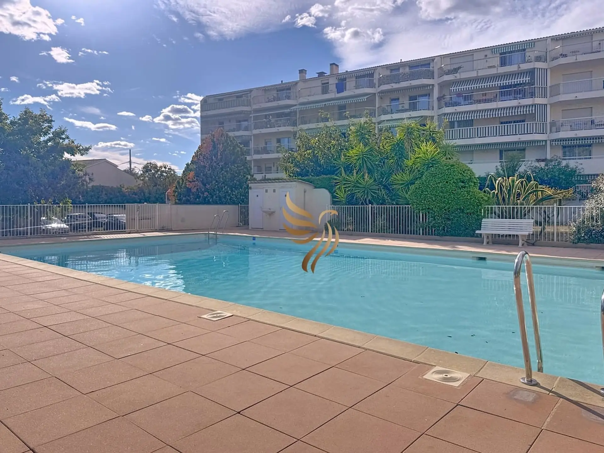 Grande piscine ensoleillée de la résidence, réservée aux résidents et vacanciers.