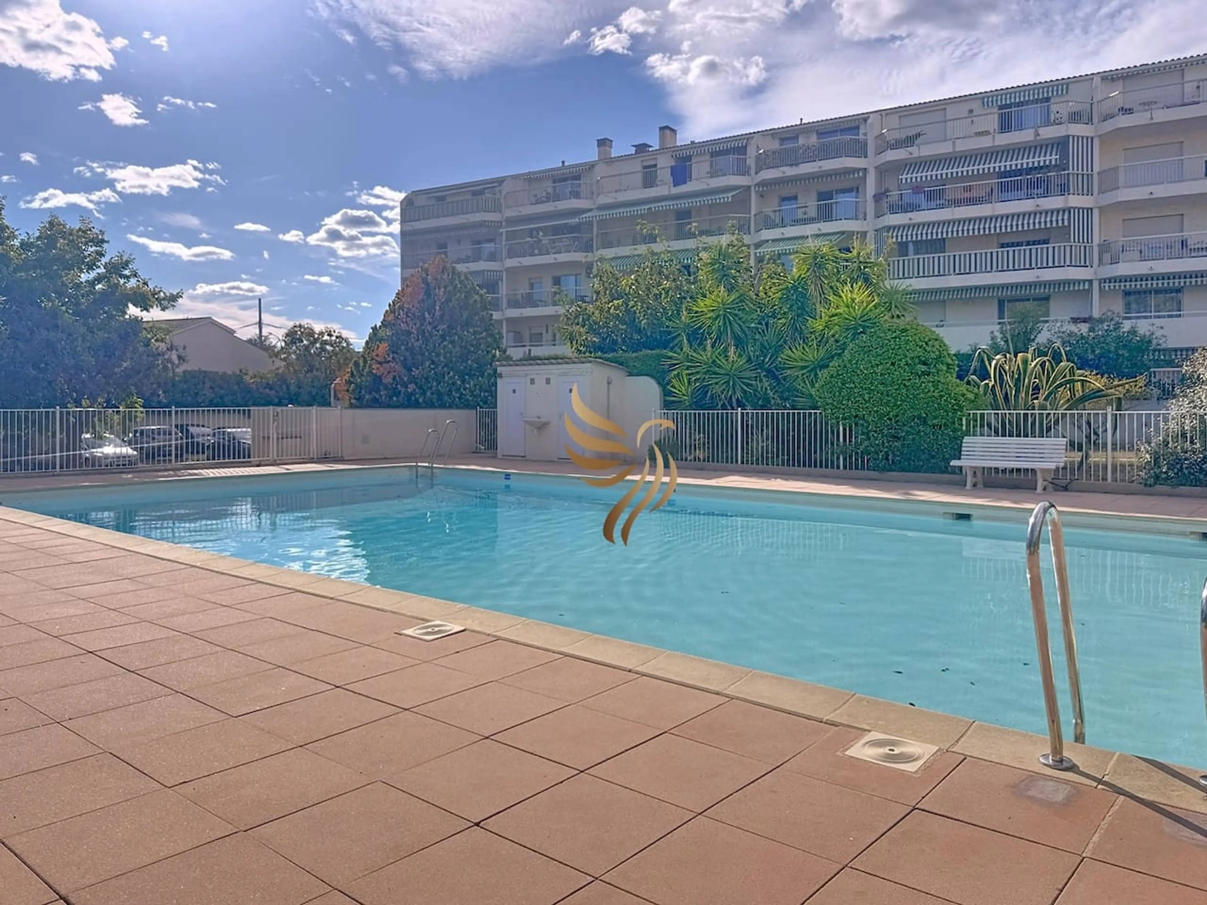 Grande piscine ensoleillée de la résidence, réservée aux résidents et vacanciers.