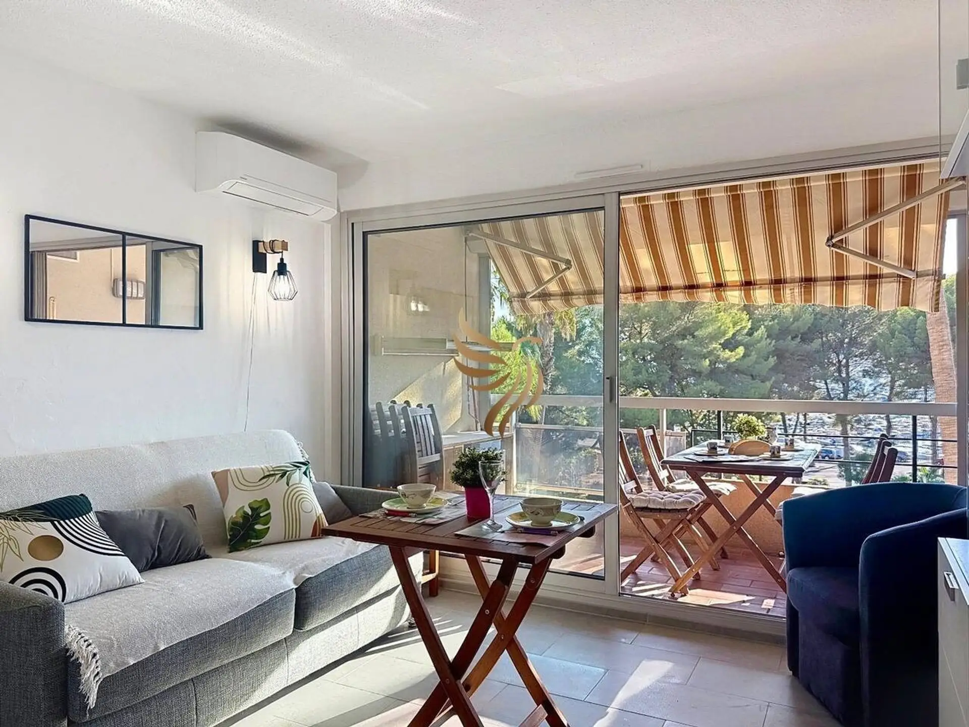 Coin repas accueillant avec une décoration soignée et un accès direct à la terrasse ensoleillée.