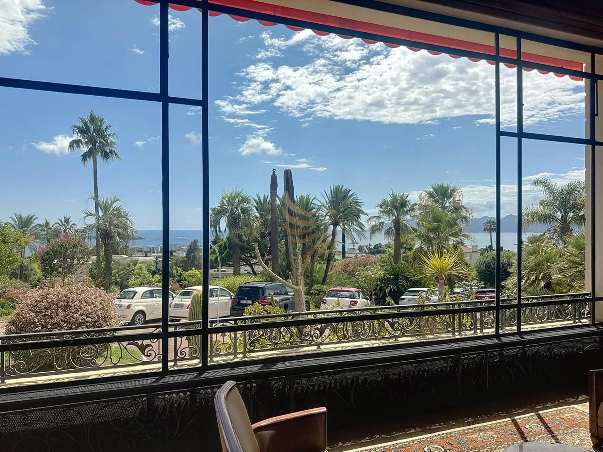 Vue mer et palmiers depuis les espaces communs de la résidence.