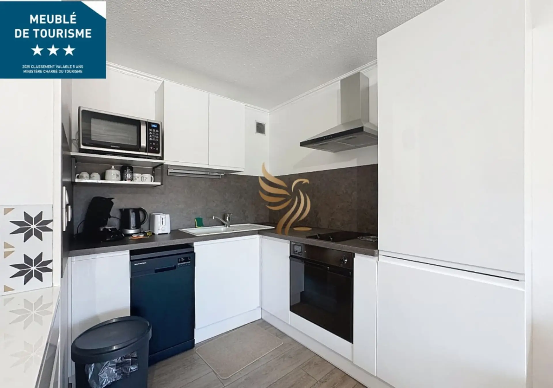 Cuisine moderne entièrement équipée avec électroménager complet, idéale pour préparer vos repas en toute simplicité.