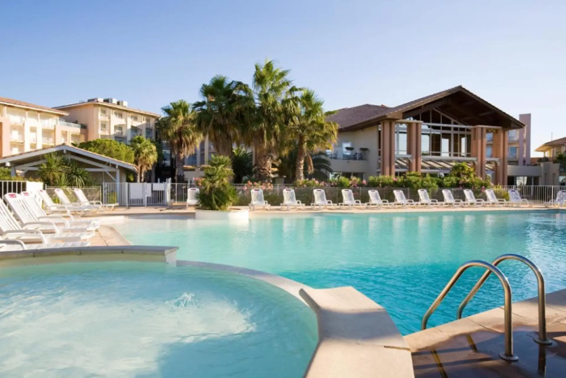 Grande piscine ensoleillée de la résidence, réservée aux résidents et vacanciers.