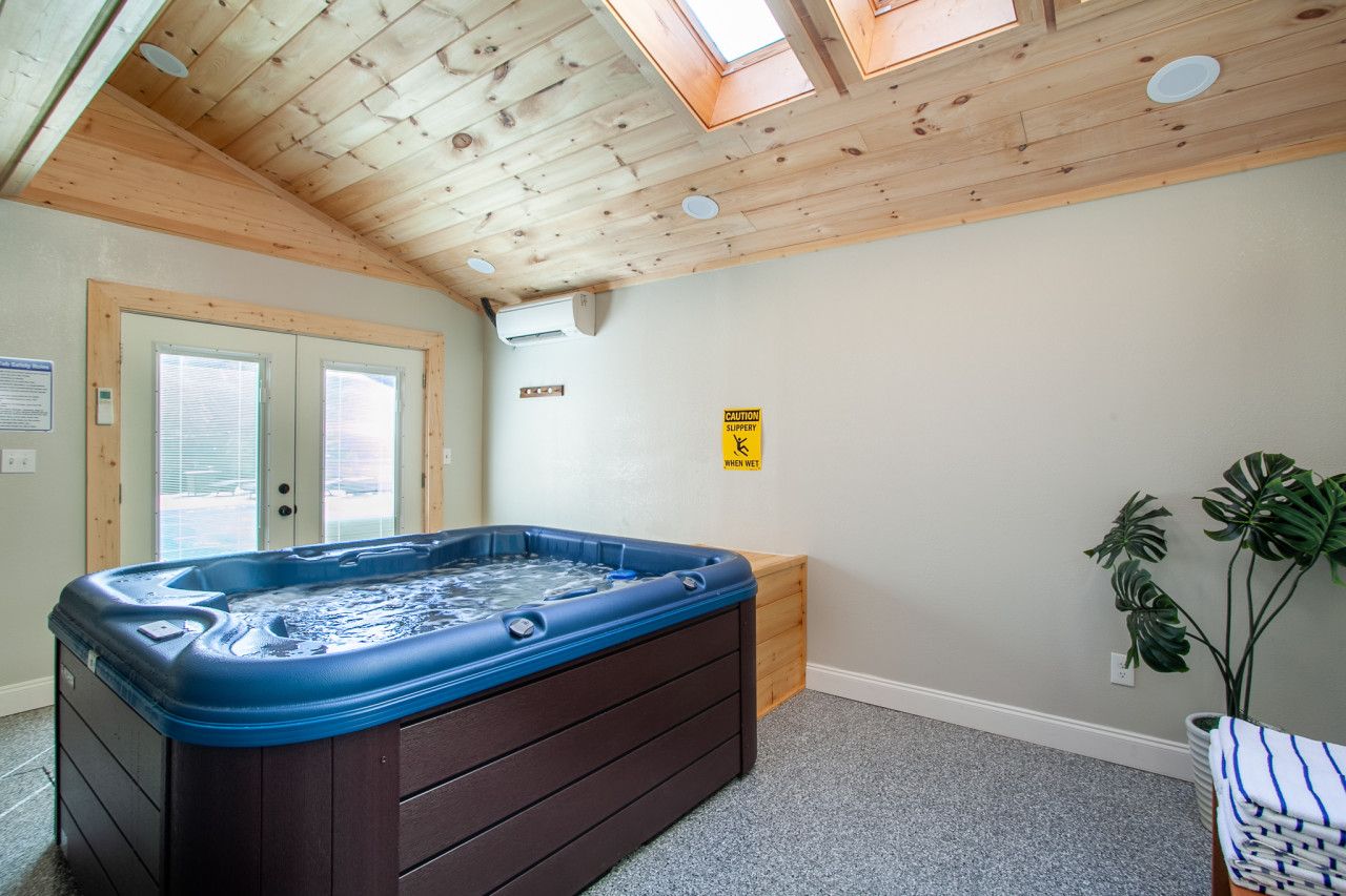 Mountain Breeze - Private Pool, Hot Tub & Games!