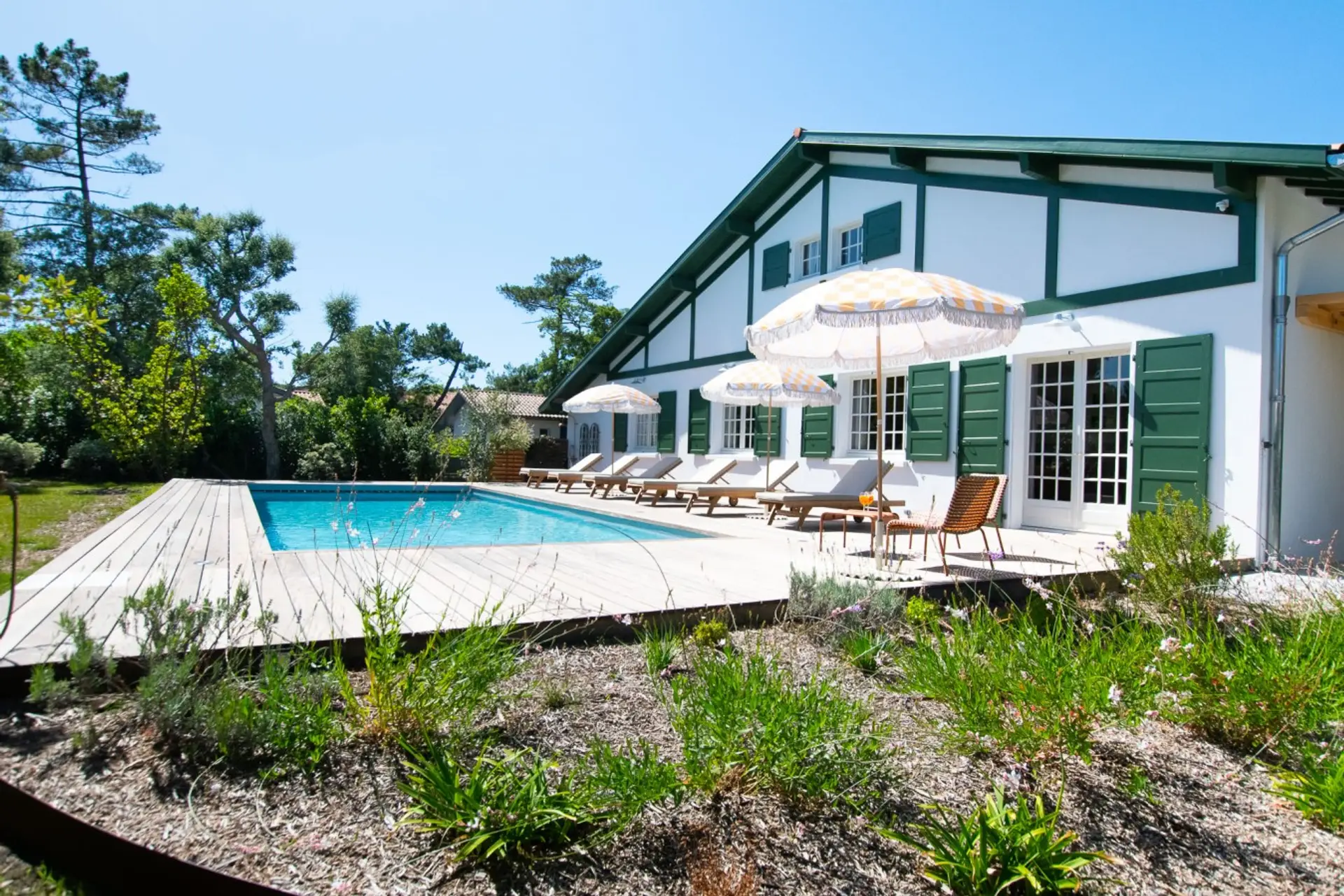 Vue de l'extérieur avec piscine