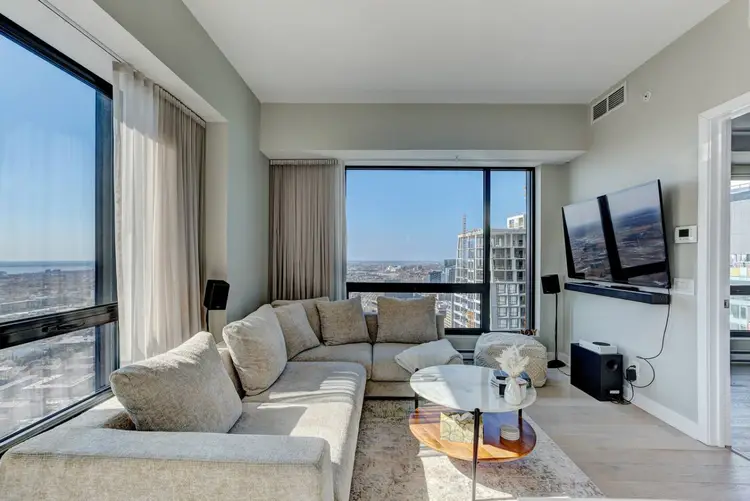 43rd-Floor Corner Suite | Tour des Canadiens 1 | Panoramic City & Waterfront Views