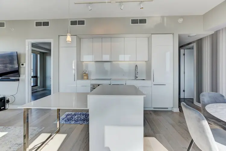 43rd-Floor Corner Suite | Tour des Canadiens 1 | Panoramic City & Waterfront Views
