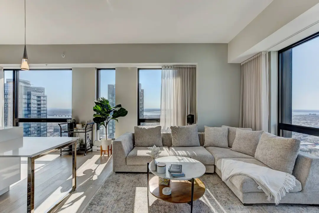 43rd-Floor Corner Suite | Tour des Canadiens 1 | Panoramic City & Waterfront Views