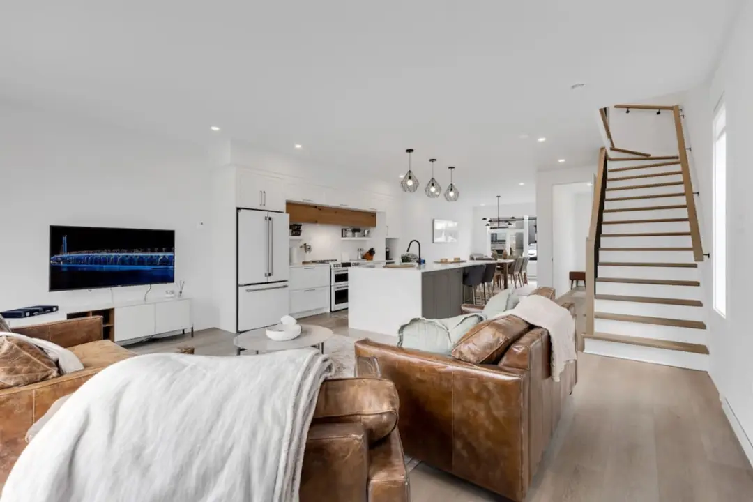 5-Star Townhouse | Private Jacuzzi | Family Neighbourhood | Mirabel