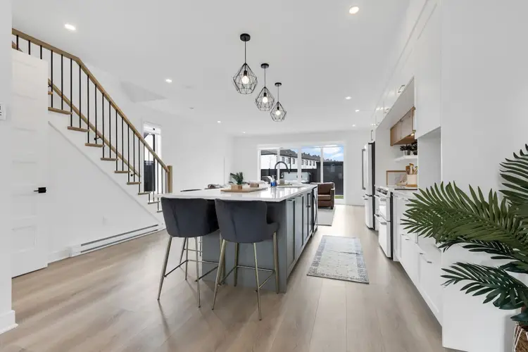 5-Star Townhouse | Private Jacuzzi | Family Neighbourhood | Mirabel