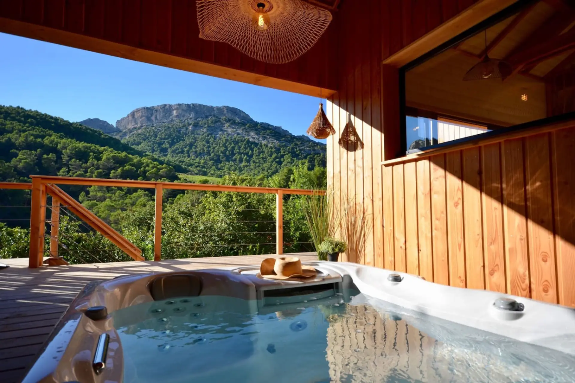 Cabanes de Provence, des hébergements de charme mêlant luxe et nature. Profitez d'un confort unique dans des lieux d’exception au cœur de la Provence.