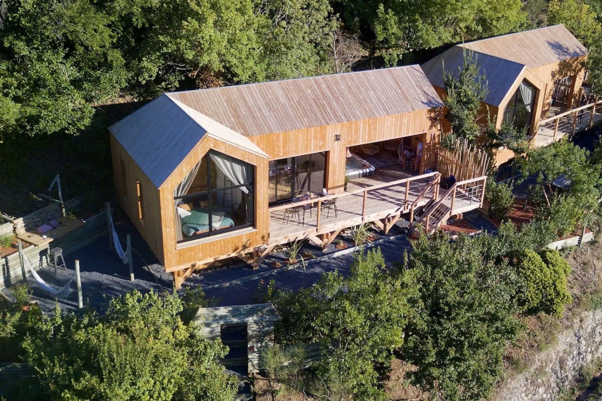 Cabanes de Provence, des hébergements de charme mêlant luxe et nature. Profitez d'un confort unique dans des lieux d’exception au cœur de la Provence.