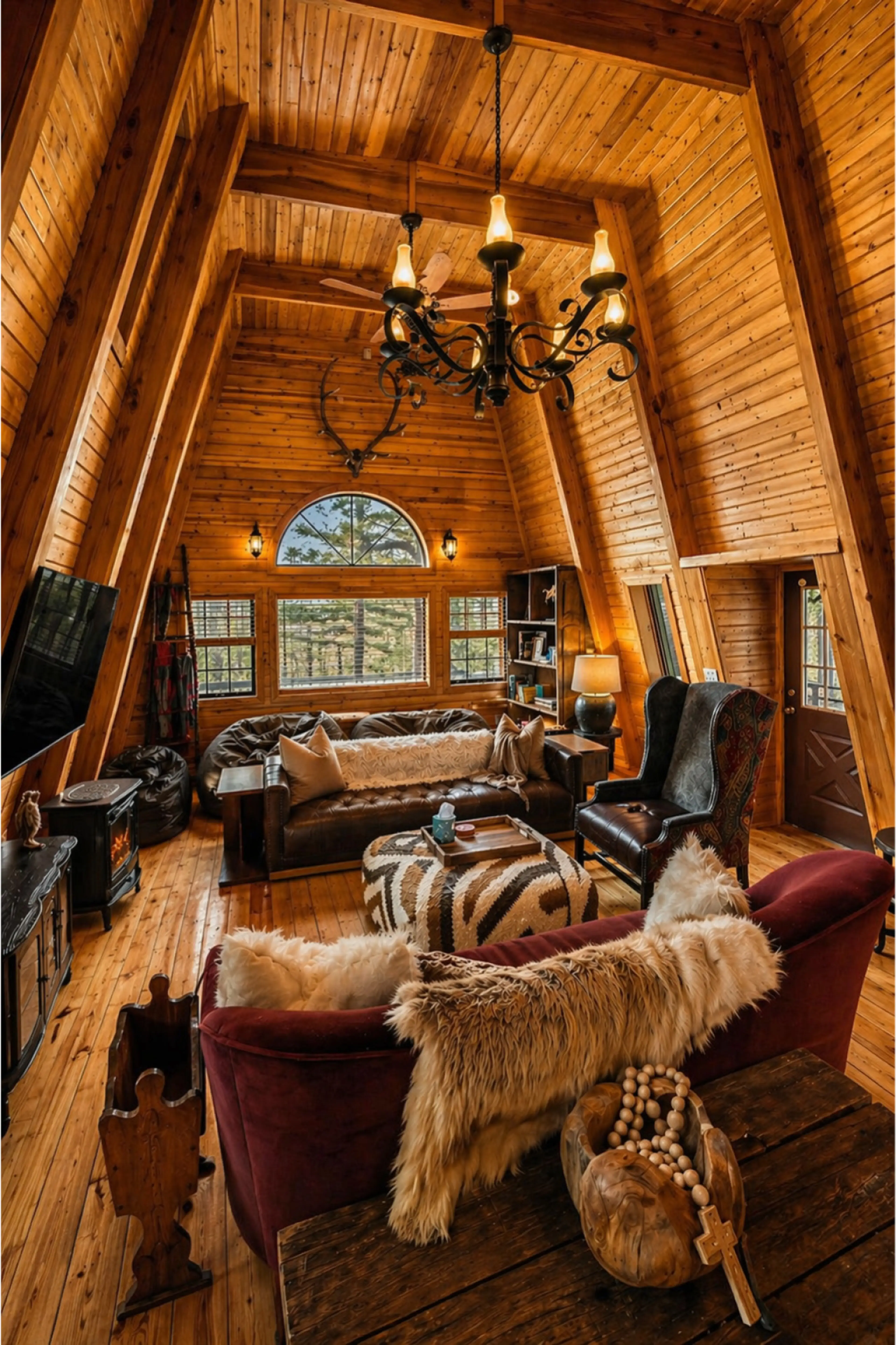 Golden light pours through soaring A-frame windows as the fire crackles and the day slows down. Sink into leather, wrap in soft textures, and unwind in this cozy cabin retreat in Arizona’s White Mountains—where every evening feels like a reset. ✨🌲
