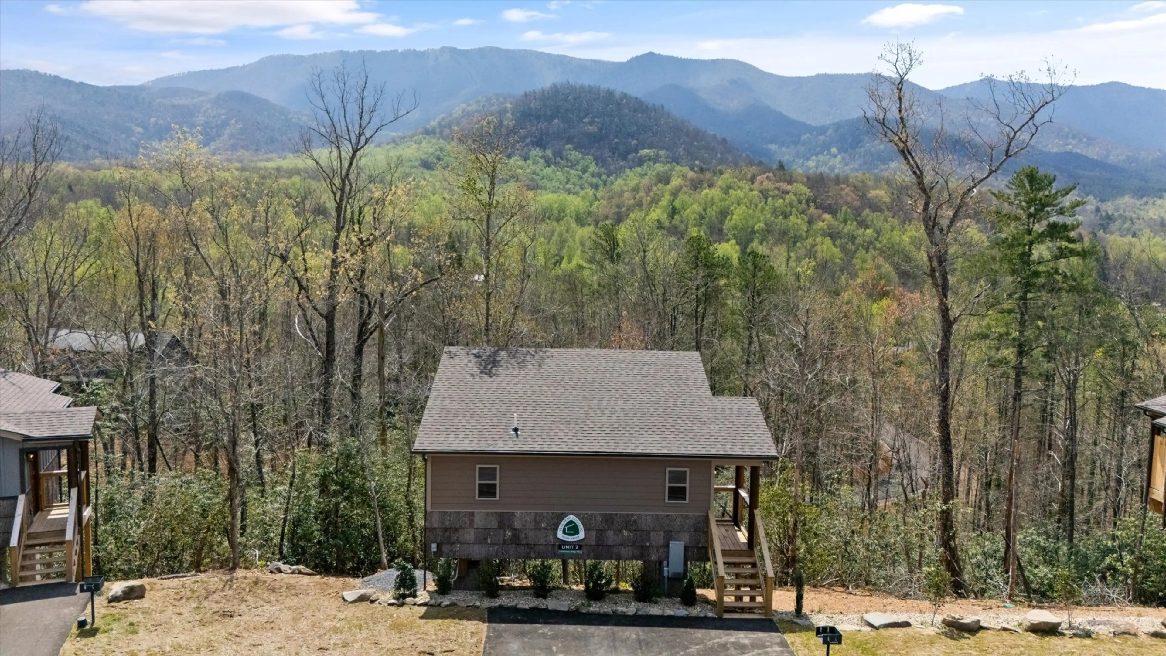 Exterior photo with mountain view