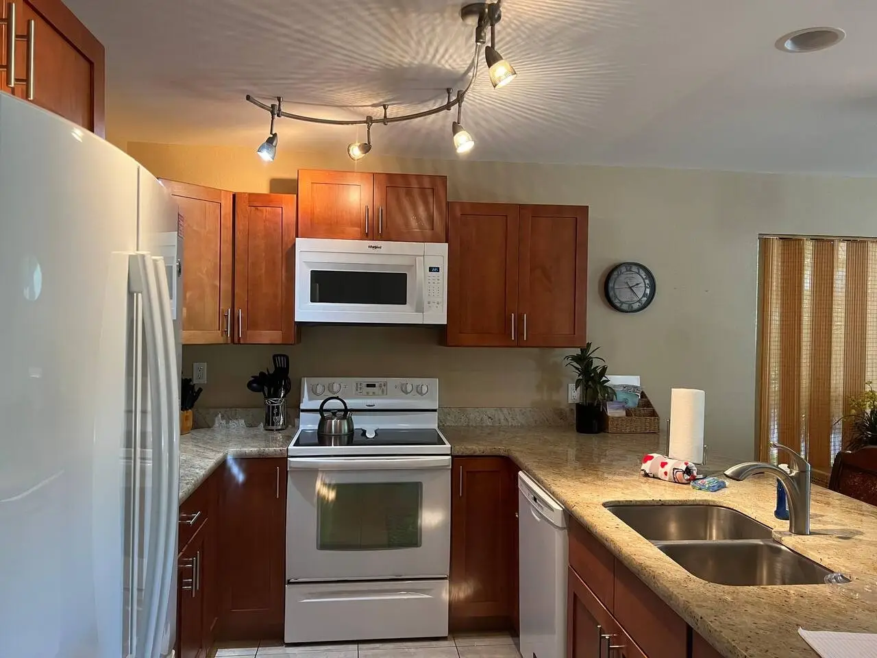 Amazing condo with pools and hotub across from the - Image 13