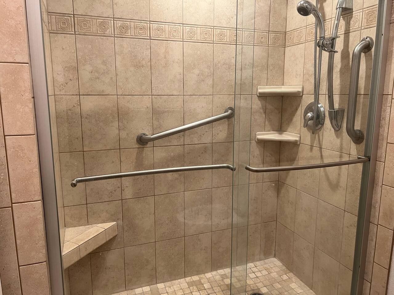 Amazing condo with pools and hotub across from the - Image 2