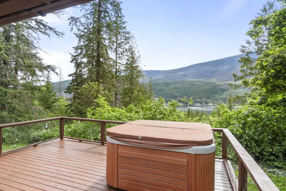 Lakeview House deck and hot tub