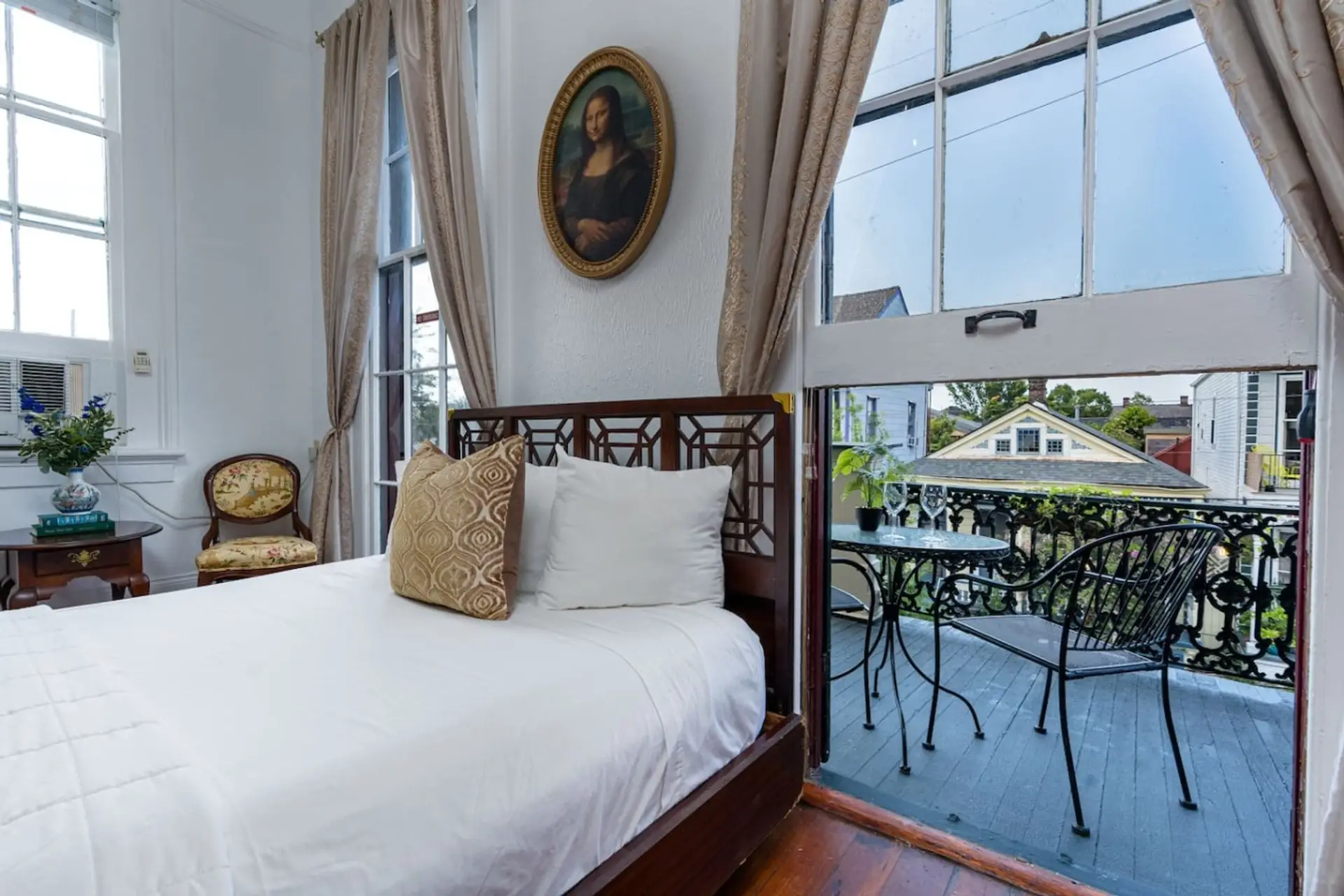 Queen Suite w/ Balcony