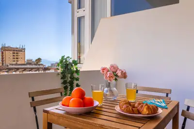 Terraza luminosa, céntrico, a 10 min de la playa — foto 3
