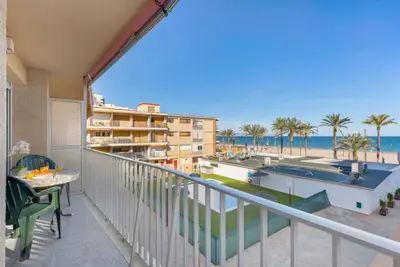 Beachfront · Pool · Free Parking · Sleeps 6 — foto 4