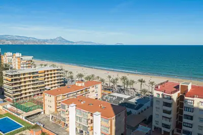 Beachfront · Pool · Free Parking · Sleeps 6 — foto 5