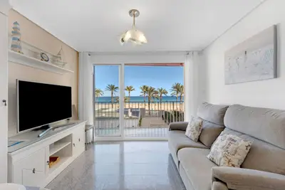 Beachfront · Pool · Free Parking · Sleeps 6 — foto 3