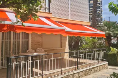 2ª línea playa · Terraza enorme · Piscina y garaje — foto 4