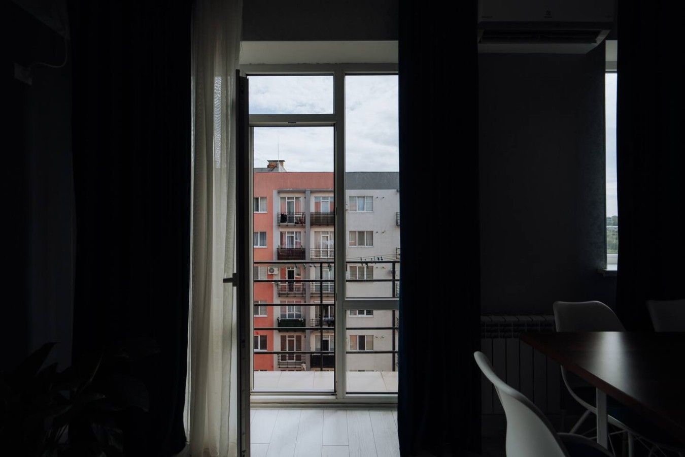 Sunny 1BR on Riscani – with French Balcony