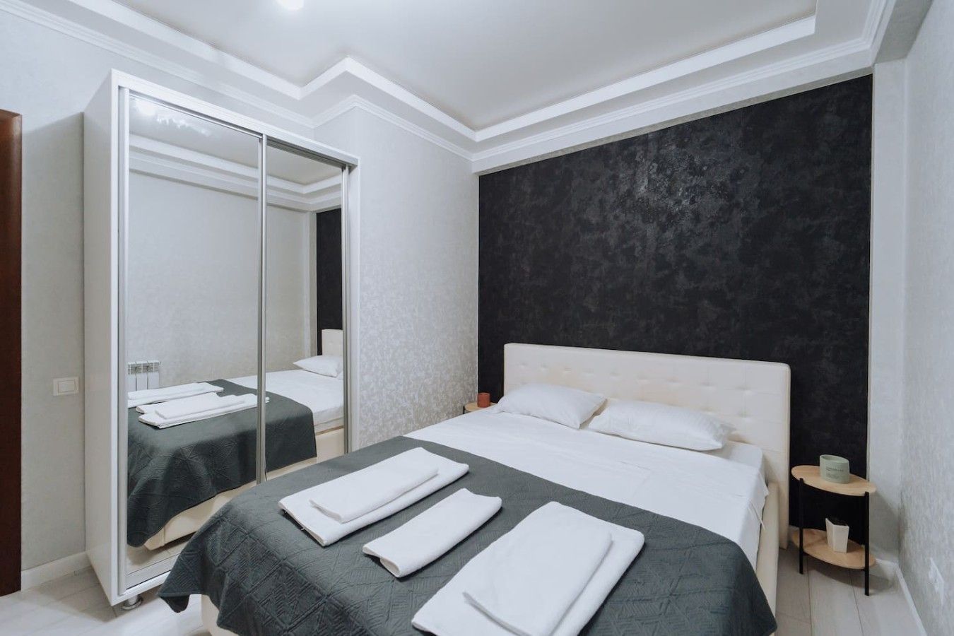 Sunny 1BR on Riscani – with French Balcony