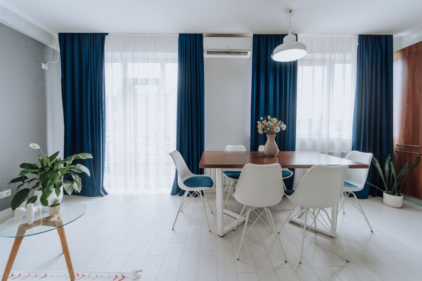 Sunny 1BR on Riscani – with French Balcony