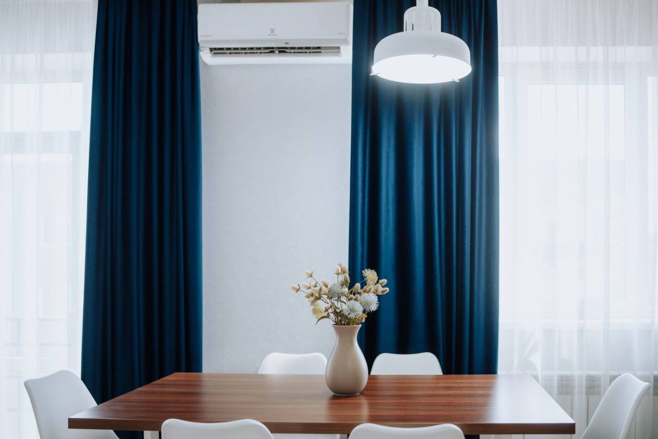 Sunny 1BR on Riscani – with French Balcony