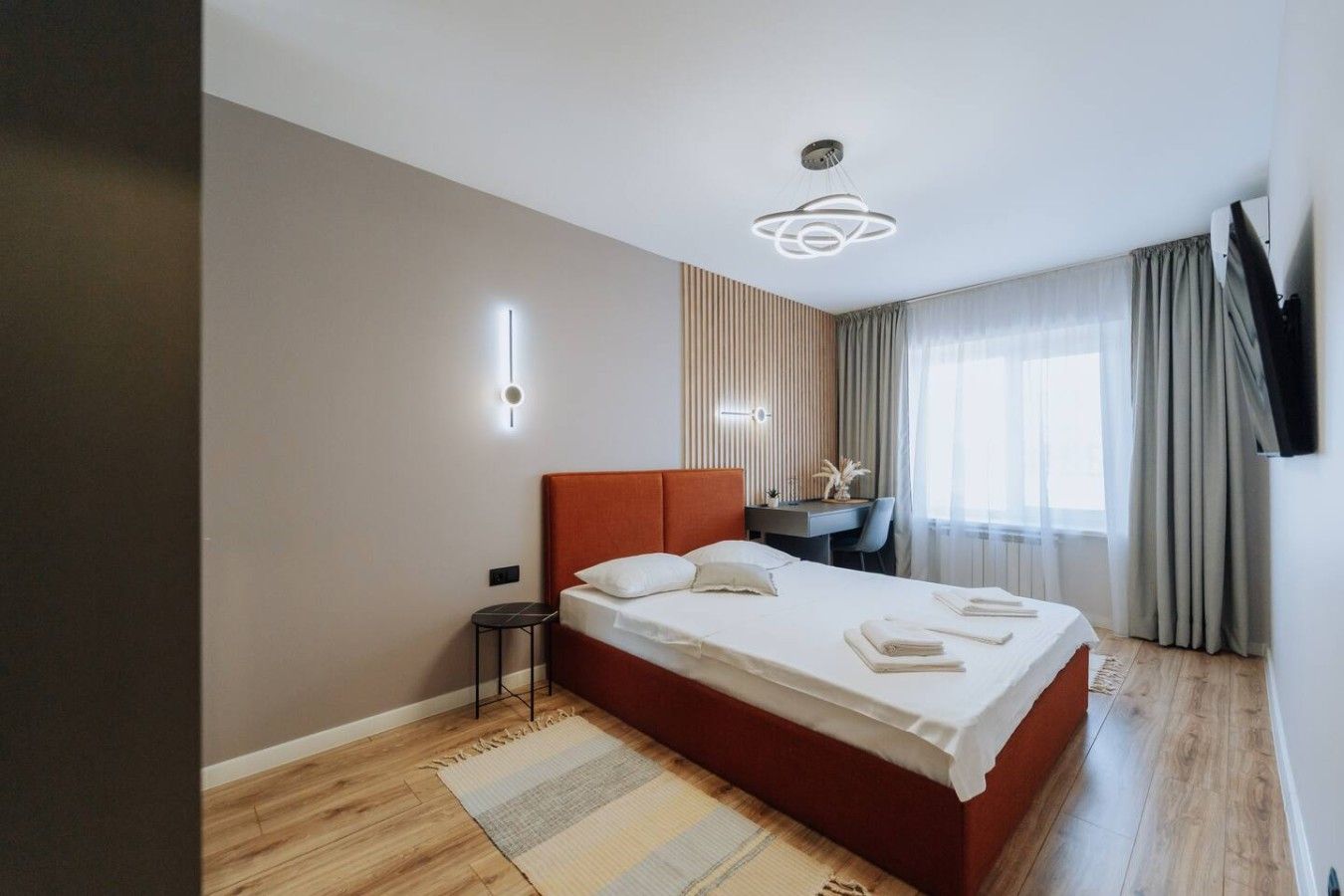 Modern 1-Bed Near Circus • Work-Friendly