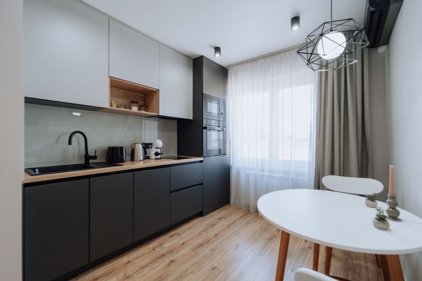 Modern 1-Bed Near Circus • Work-Friendly
