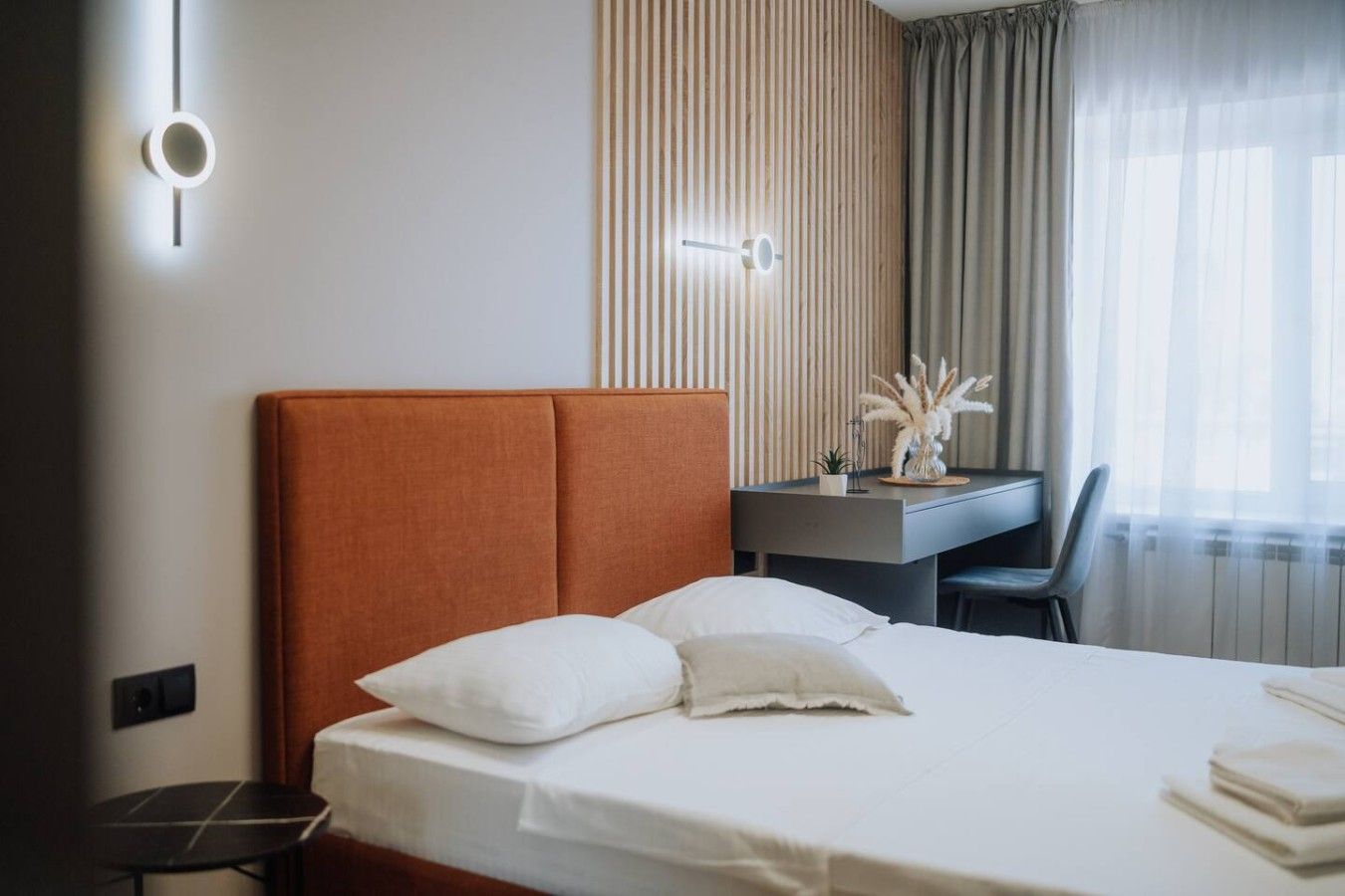 Modern 1-Bed Near Circus • Work-Friendly