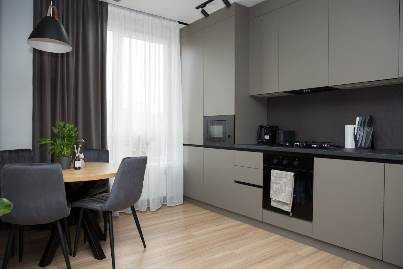 Stylish 2BR Flat with Balcony & Workspace
