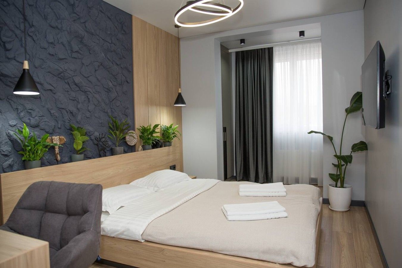 Stylish 2BR Flat with Balcony & Workspace