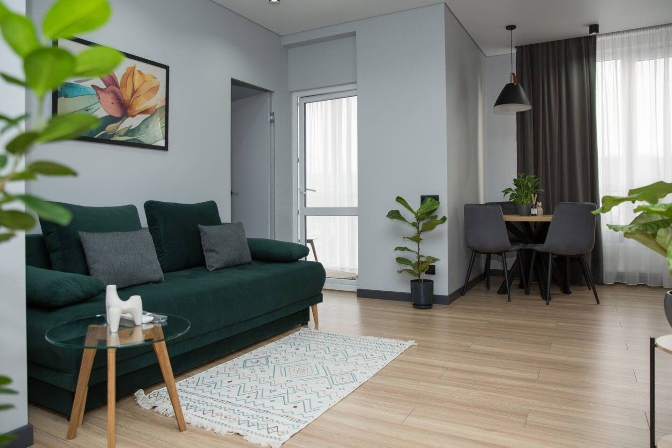 Stylish 2BR Flat with Balcony & Workspace