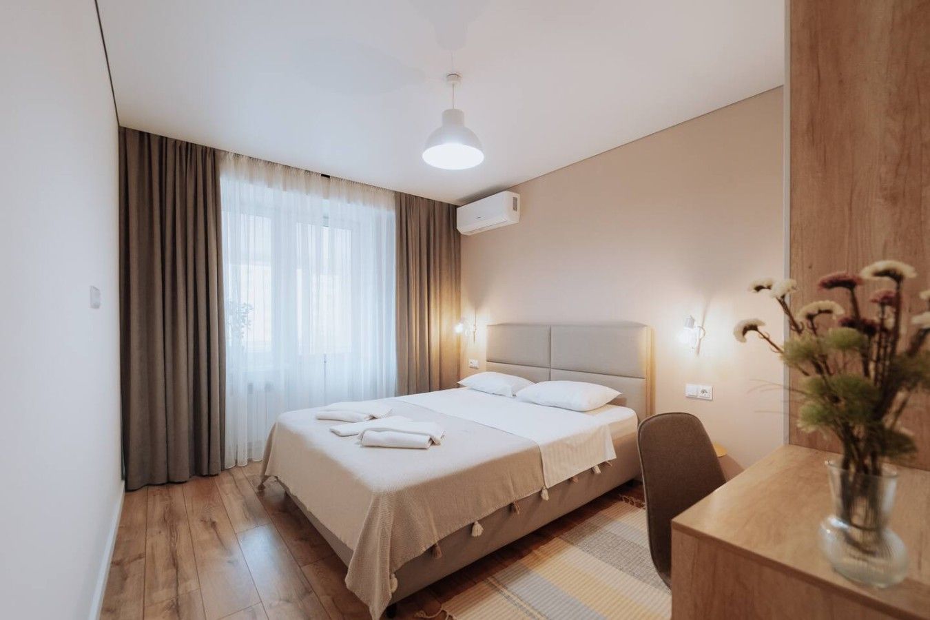 1BR near UNIC, Ultra Central – Fireplace & Balcony