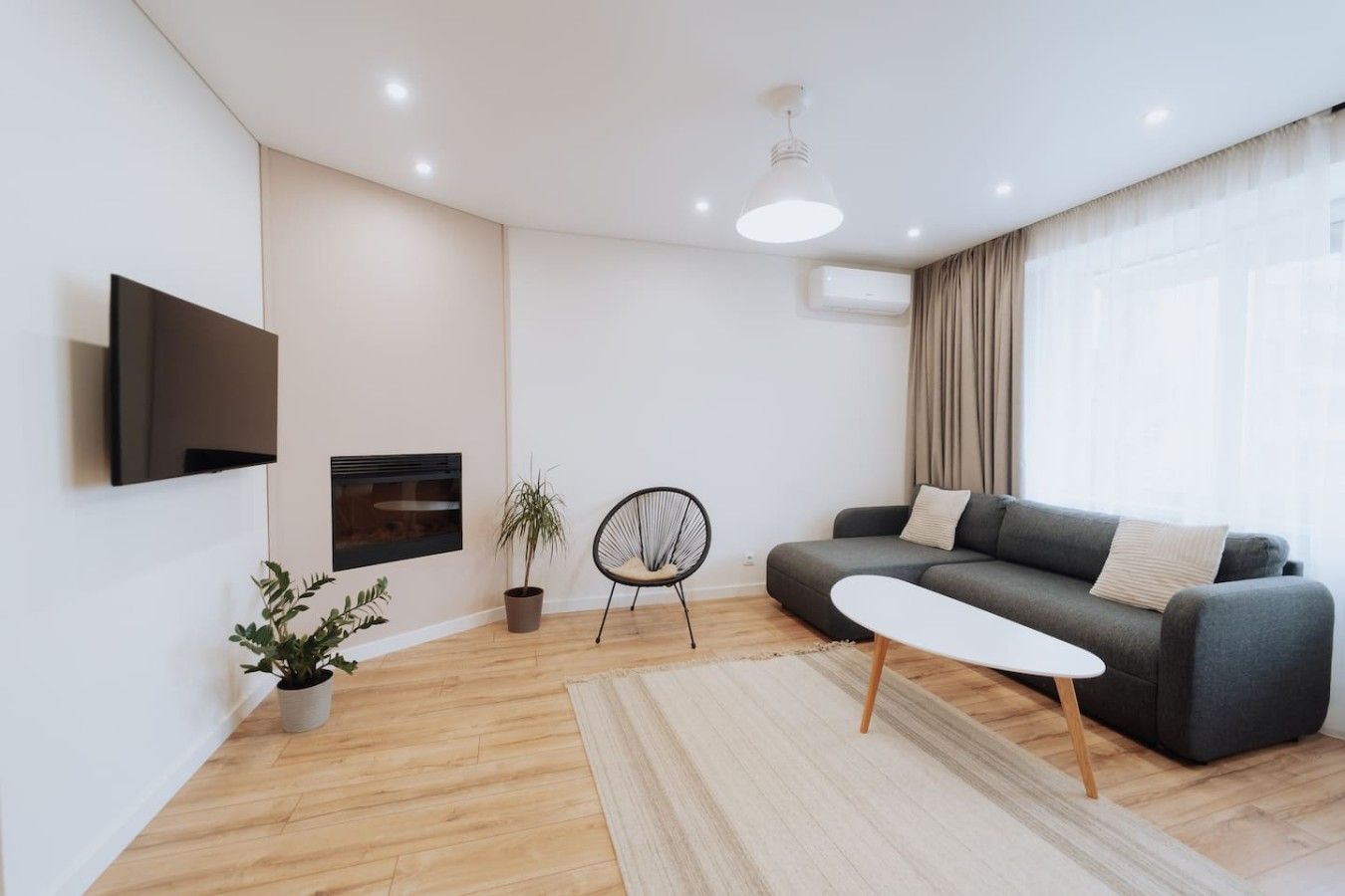 1BR near UNIC, Ultra Central – Fireplace & Balcony