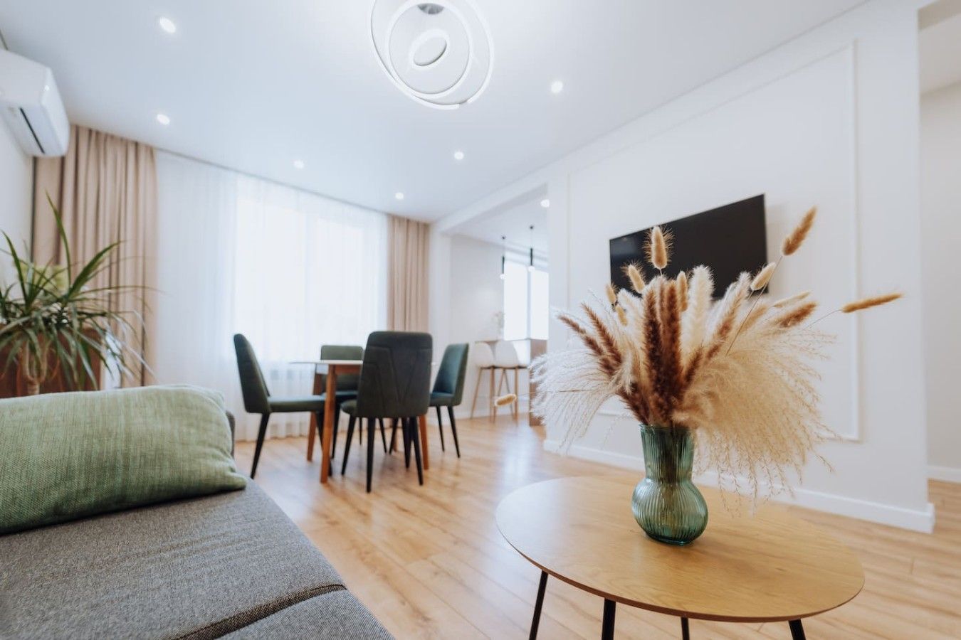 Bright 2-Bed Flat • Near Station • Work-Friendly