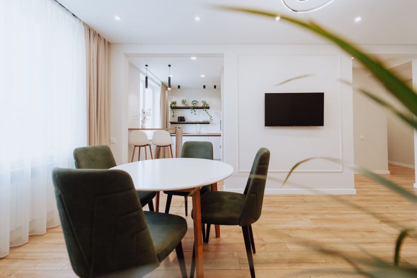 Bright 2-Bed Flat • Near Station • Work-Friendly