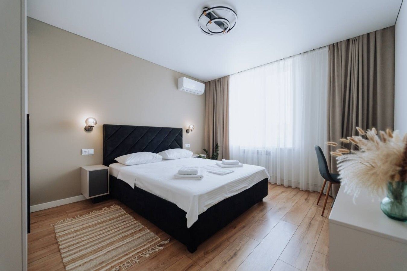 Bright 2-Bed Flat • Near Station • Work-Friendly