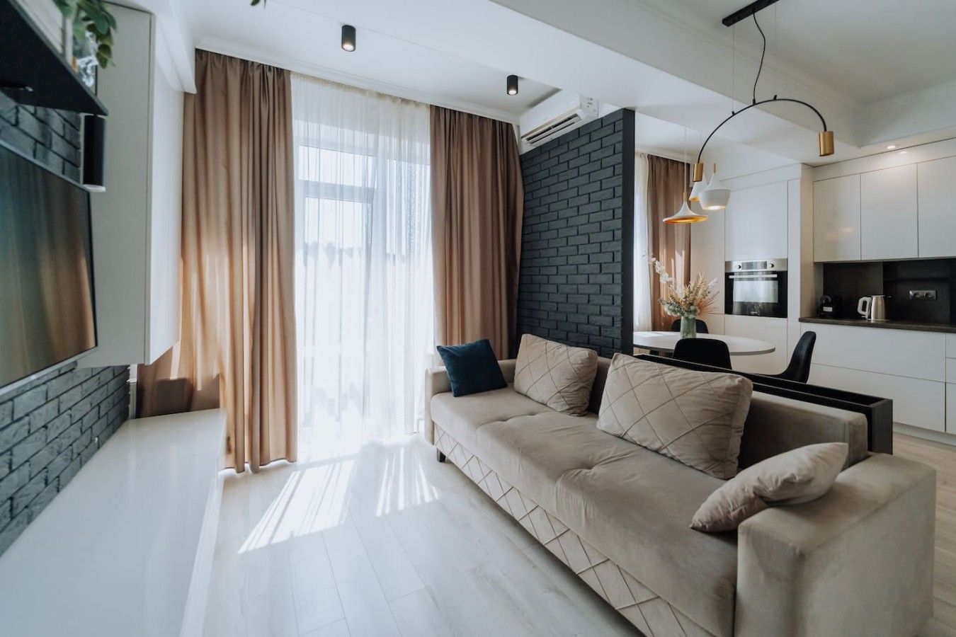Modern 1BR • Lift • Balcony • Workspace