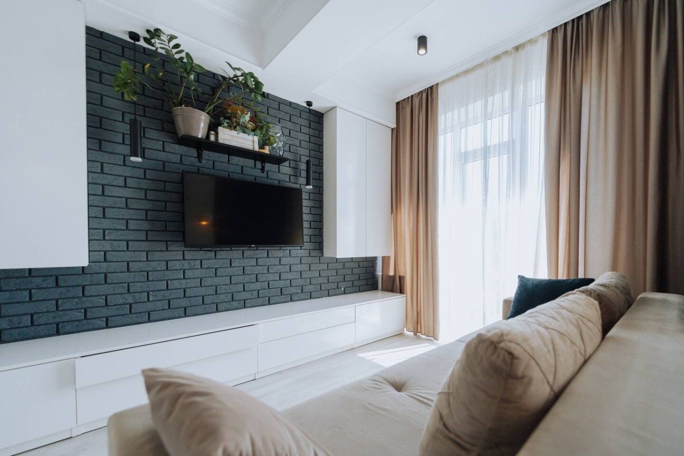 Modern 1BR • Lift • Balcony • Workspace