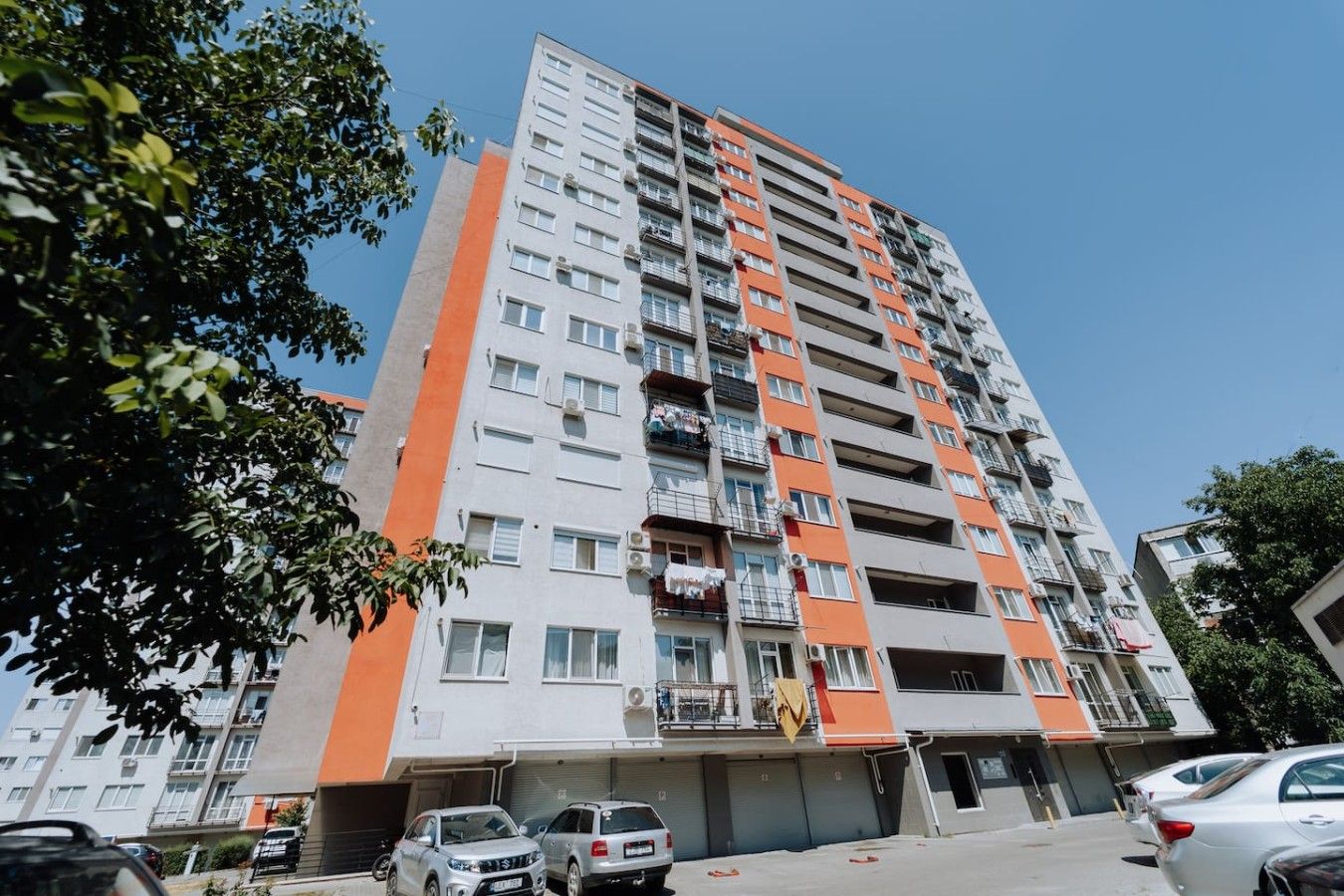 Modern 1BR • Lift • Balcony • Workspace