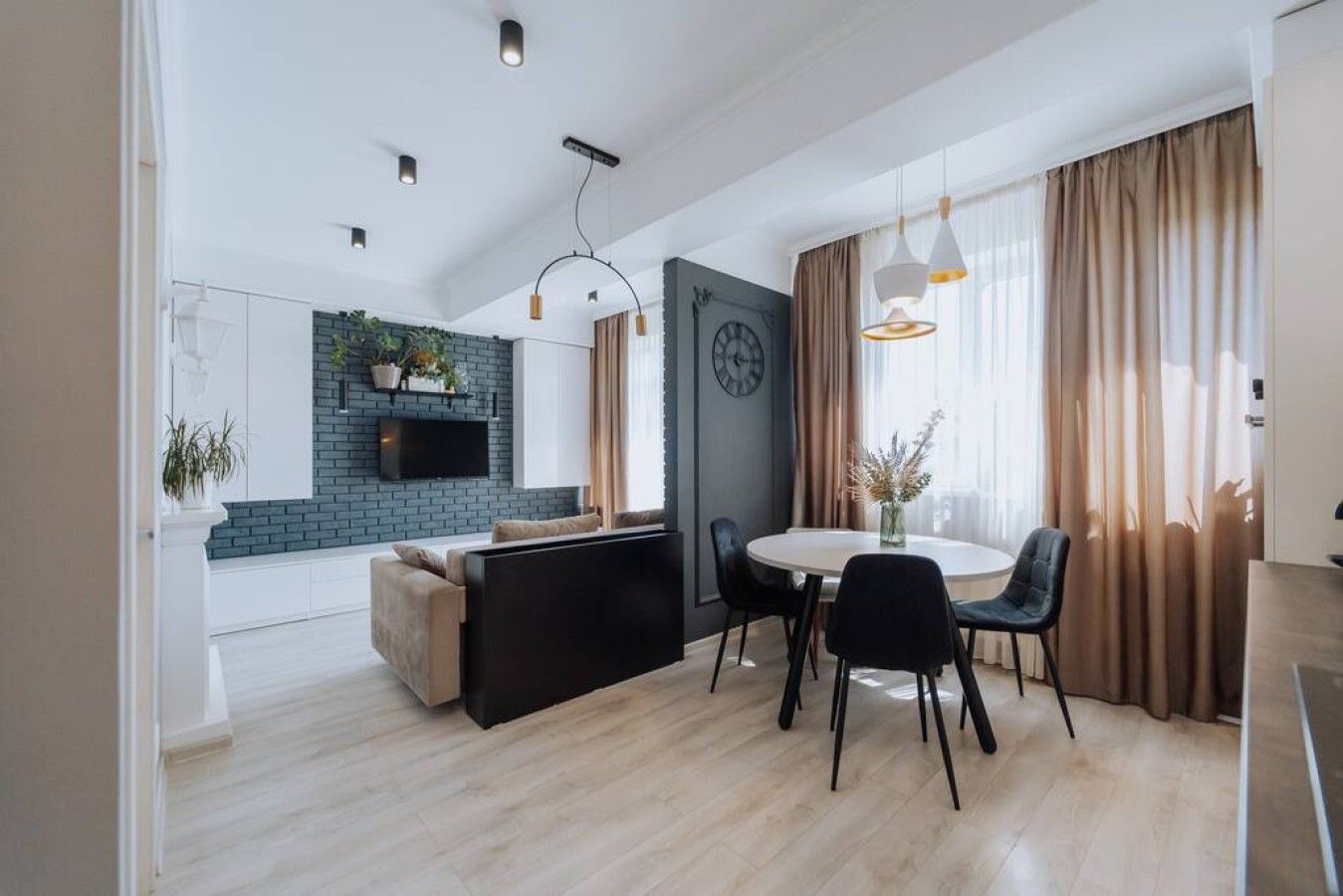 Modern 1BR • Lift • Balcony • Workspace