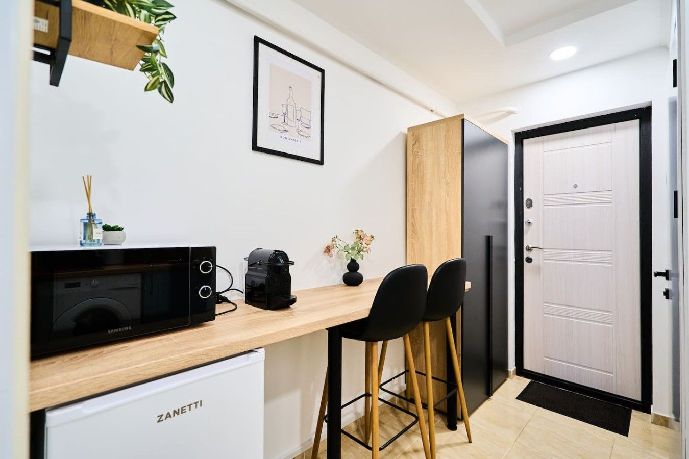 WiFi Studio • Near Airport & Attractions