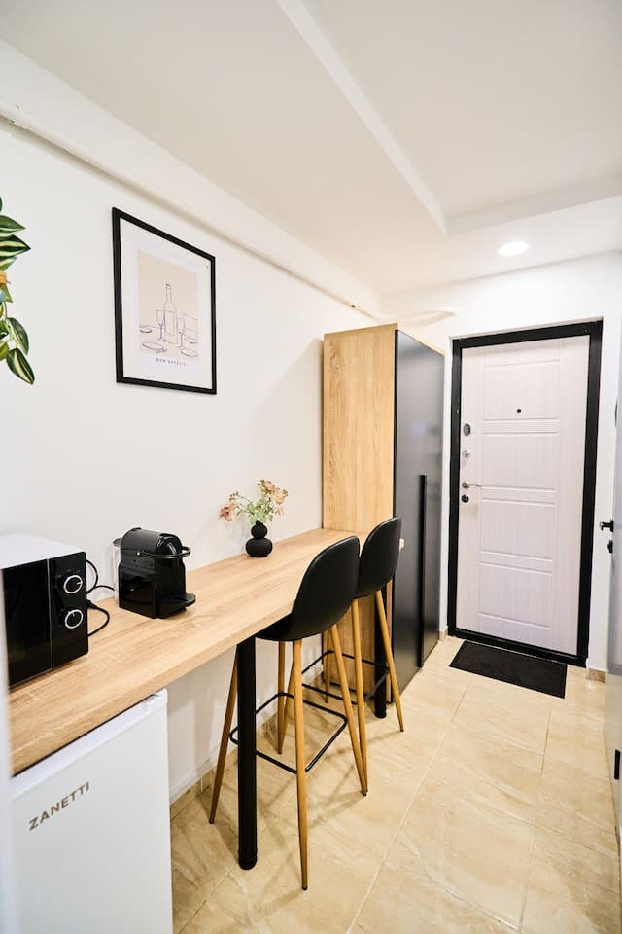 WiFi Studio • Near Airport & Attractions