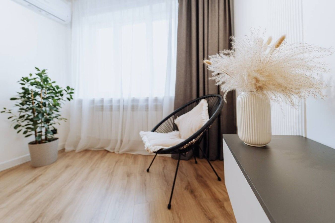 Comfortable 1BR -Work Desk – Steps from Oasis Mall