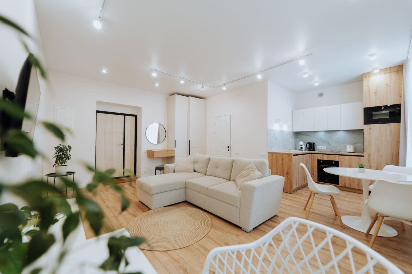 Stylish 1BR on Stefan cel Mare – Balcony & View